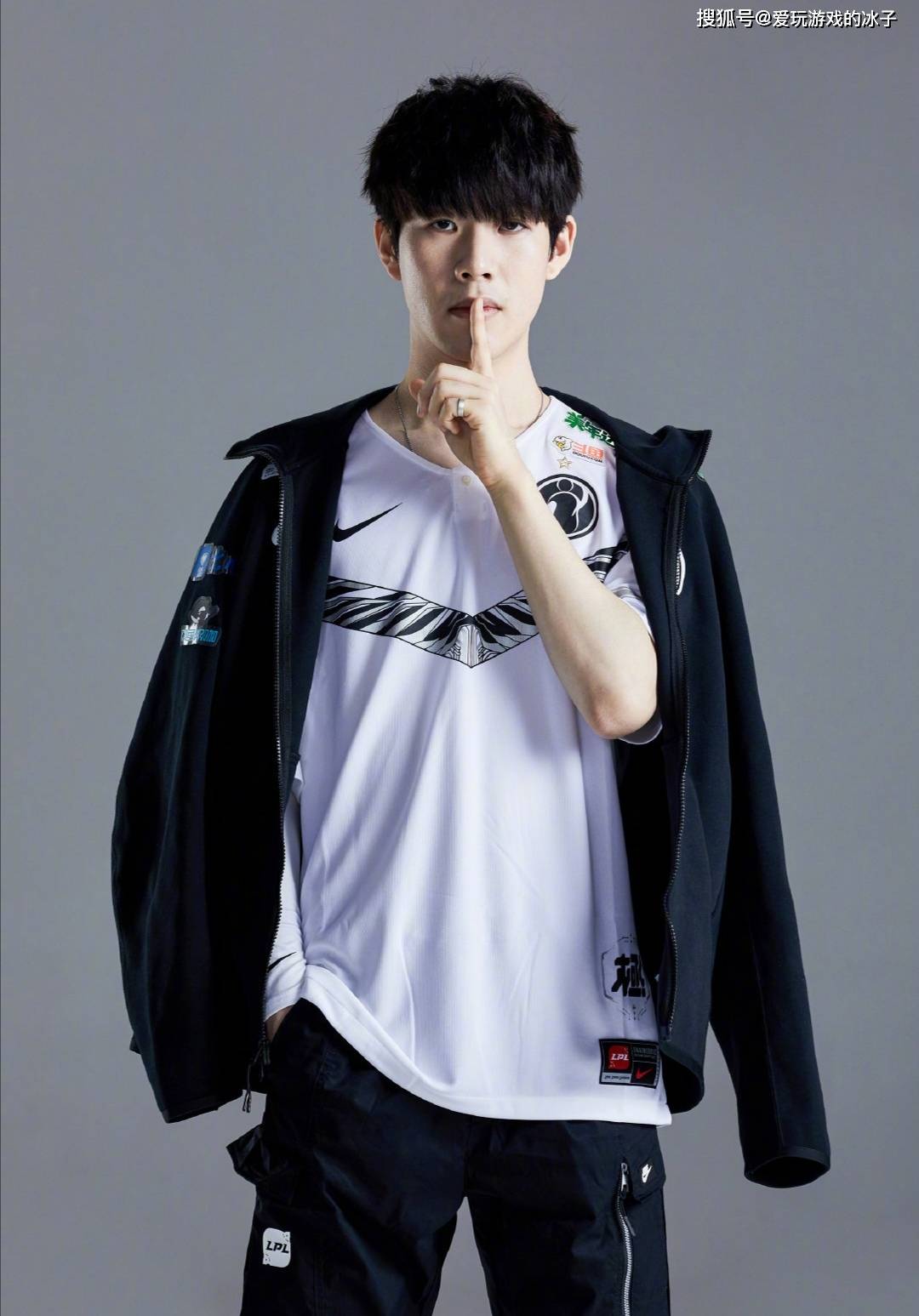 UP分享中单Qing问答：Ning是队伍老大哥 Baolan是可爱的小大哥